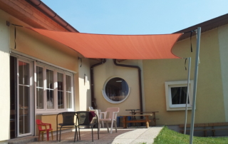 Sonnensegel in einer Wellnessoase