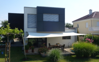 rollbares Sonnensegel über Terrasse